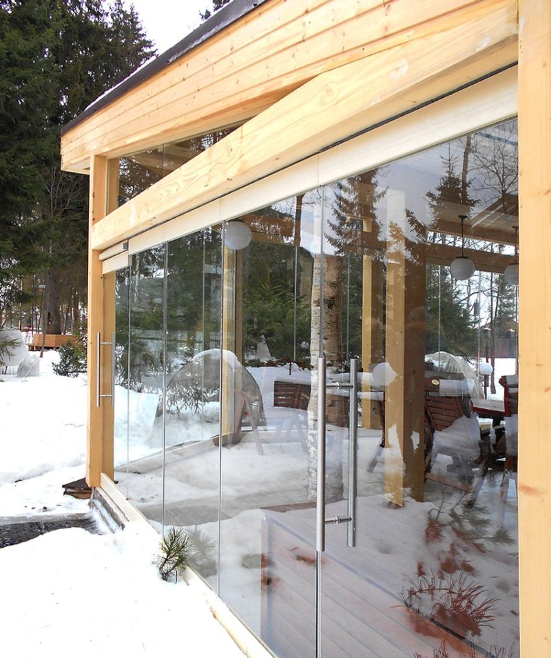 Панорамное остекление веранды с видом на сад