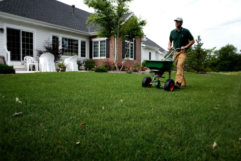 best-lawn-fertilizer-spreaders-cover
