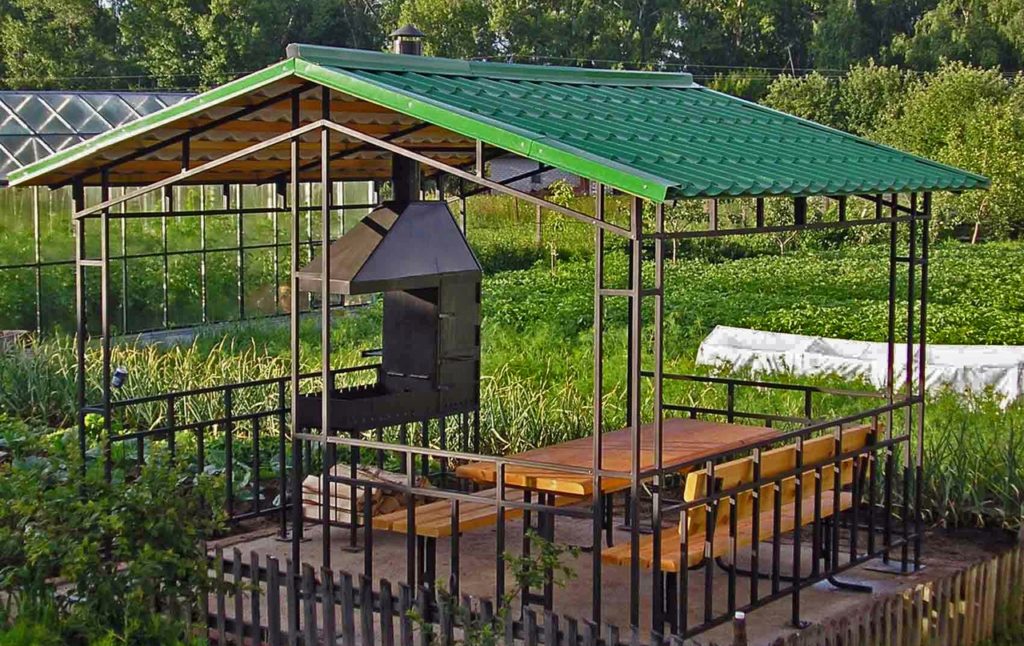 kovanaya-besedka-s-mangalom